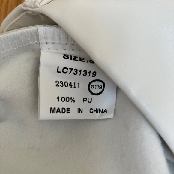 Faux Leather high waisted white pleated shorts size S - Picture 3 of 6